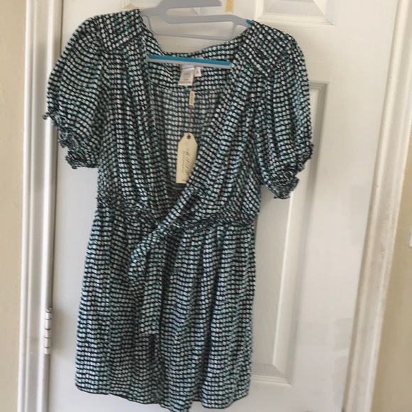 Max studio speciality products Tops - Max Studio Speciality Products short sleeve blouse with front opening & belt.